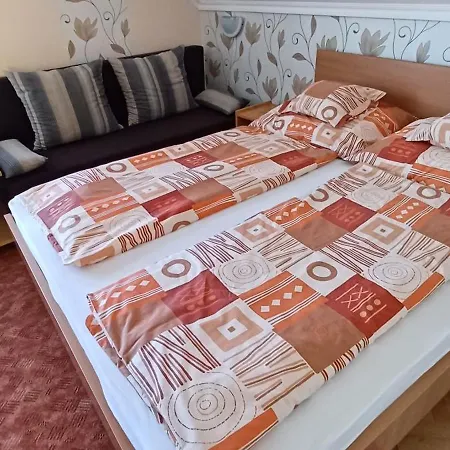 Nati Es Bea Vendeghaz *